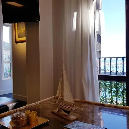Coqueto Apartamento Con Vistas Al Mar Y Puerto De 아파트 카스트로우르디알레스